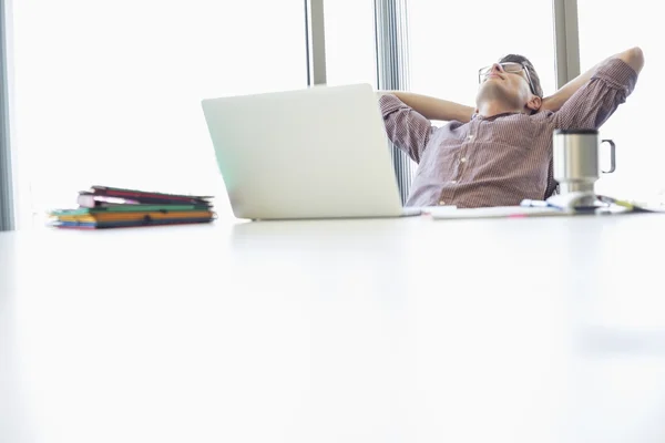 Empresário relaxante na mesa — Fotografia de Stock