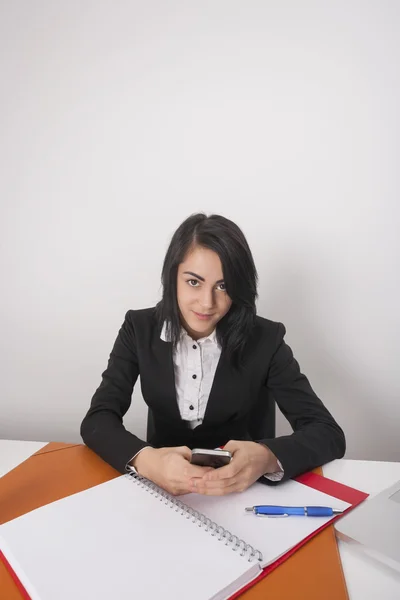 Affärskvinna sitter vid office skrivbord — Stockfoto