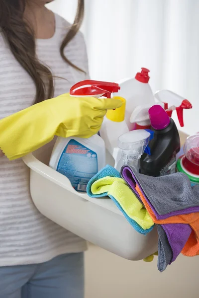 Nő kezében kosár tisztítószerek — Stock Fotó