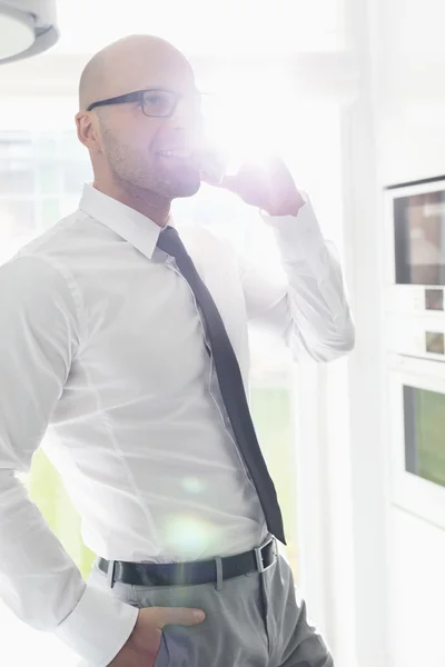 Zakenman met behulp van slimme telefoon — Stockfoto