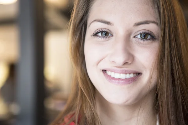 Mujer sonriendo en la cafetería — Foto de Stock