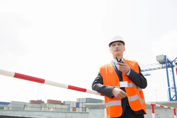 Hombre usando walkie-talkie —  Fotos de Stock