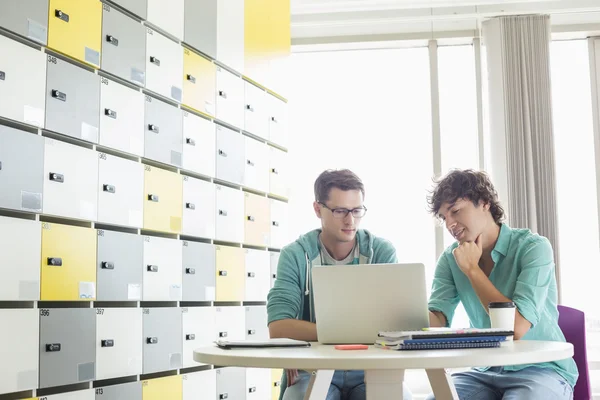 Ondernemers met behulp van laptop — Stockfoto