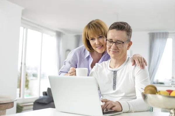 Couple utilisant un ordinateur portable — Photo