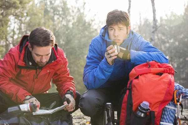 Hiker reading map — Stock Photo, Image