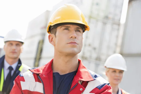 Lavoratore distogliendo lo sguardo — Foto Stock