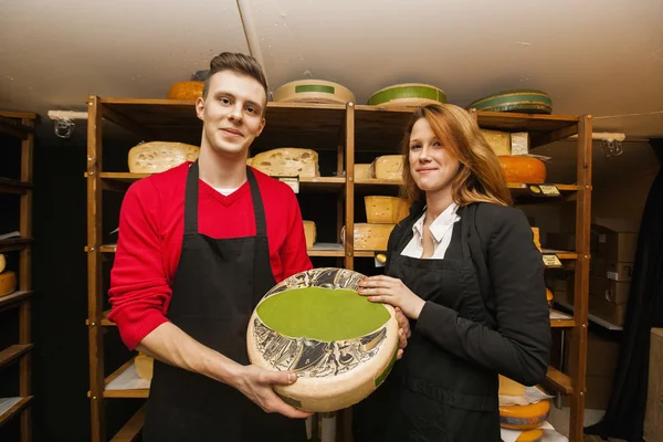 Venditori che mostrano formaggio — Foto Stock