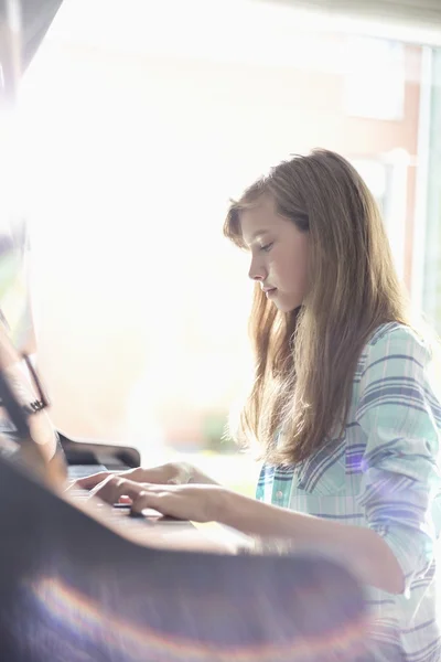 Chica tocando piano — Foto de Stock