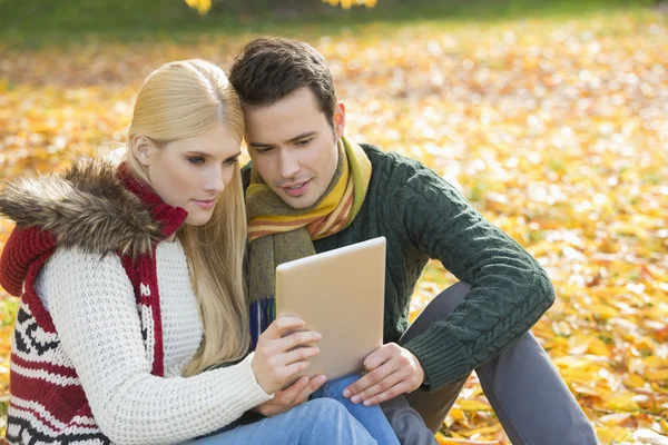 Paar nutzt digitales Tablet — Stockfoto