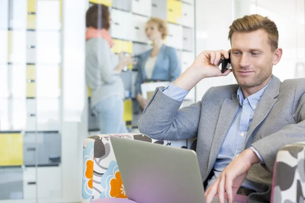 Zakenman met behulp van technologieën — Stockfoto