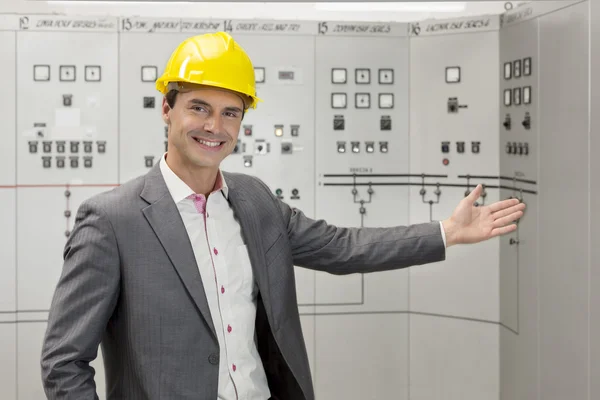 Manager gesturing in control room — Stock Photo, Image