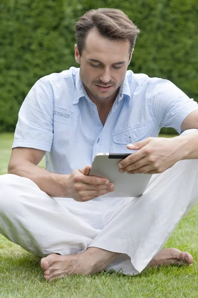 Junger Mann nutzt digitales Tablet — Stockfoto