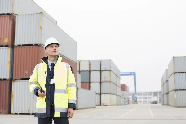 Man holding walkie-talkie — Stock Photo, Image