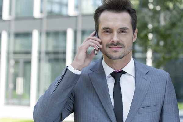 Businessman talking on cell phone — Stock Photo, Image