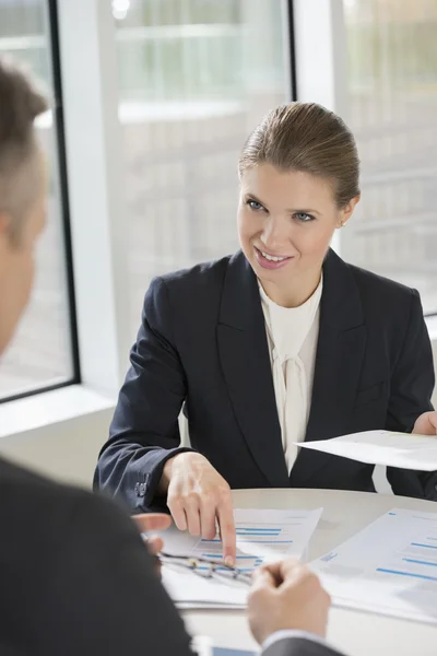 Businesswoman discussing something  with colleague — Stock Photo, Image