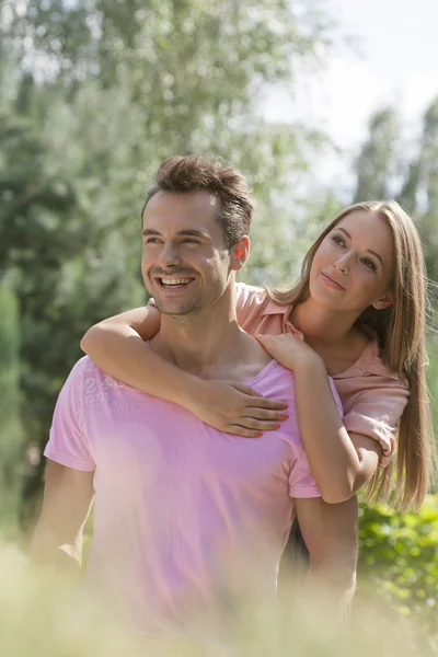 Woman embracing man from behind — Stock Photo, Image