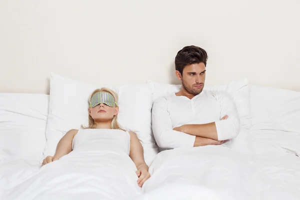 Man met vrouw slapen in bed — Stockfoto