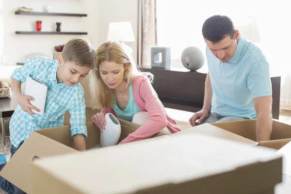 Family unpacking cardboard boxes — Stock Photo, Image