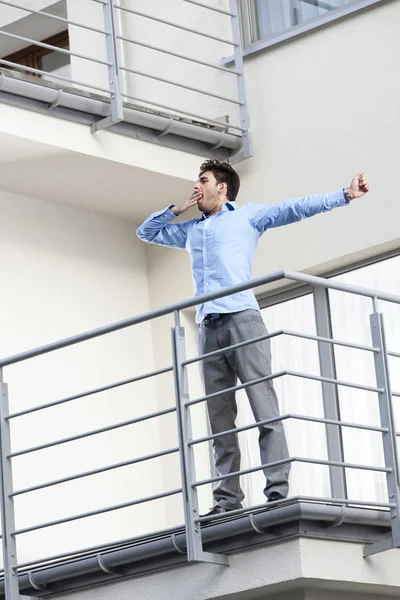 Empresário que se estende na varanda do hotel — Fotografia de Stock
