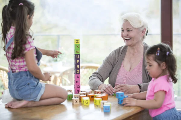 Grootmoeder en kleindochters spelen — Stockfoto
