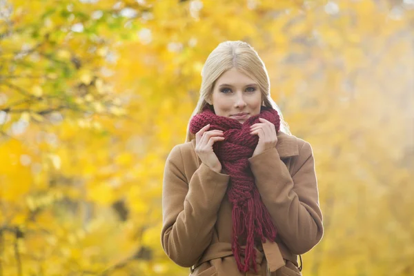 Woman holding muffler around neck — Stock Photo, Image