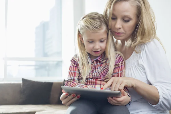 Kvinna med dotter med digital tablet — Stockfoto