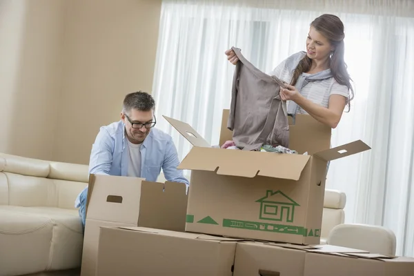 Casal desembalagem caixas de papelão — Fotografia de Stock