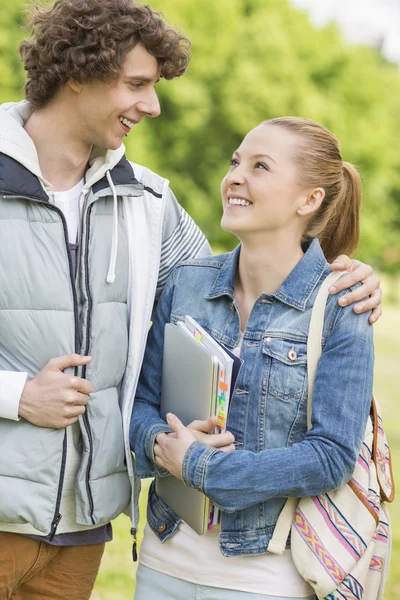 Schüler schauen einander an — Stockfoto