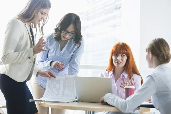 Donne d'affari che discutono su documenti — Foto Stock