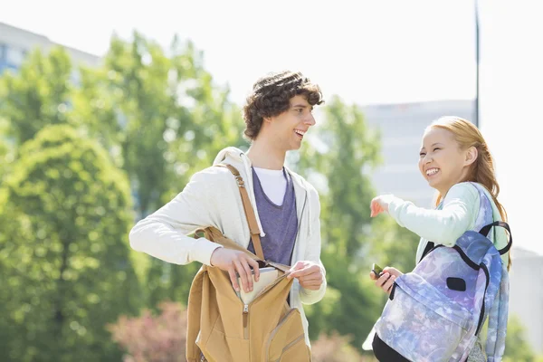 Lächelnde Studentinnen und Studenten — Stockfoto