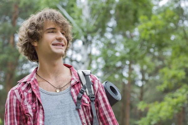 Caminhante masculino olhando para longe na floresta — Fotografia de Stock