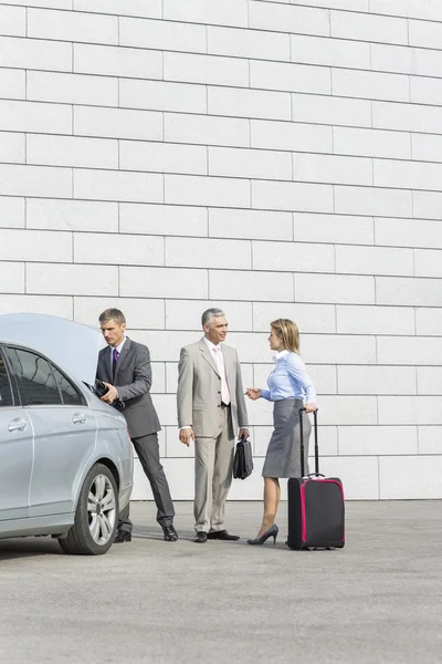 Empresarios con equipaje comunicándose — Foto de Stock