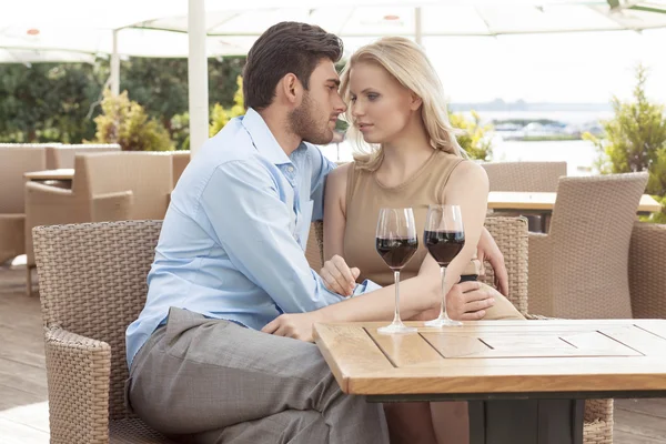 Coppia trascorrere del tempo in ristorante — Foto Stock