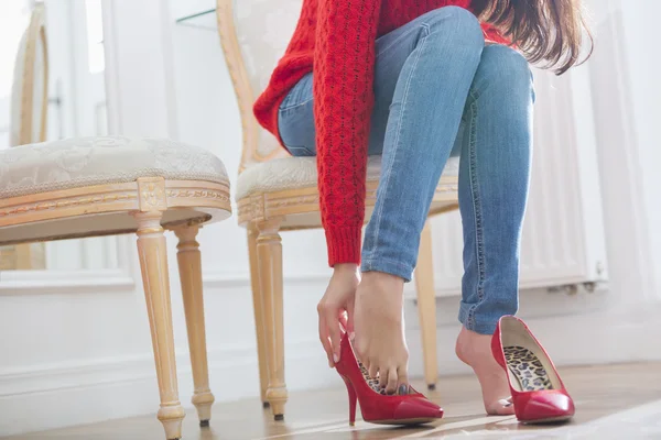 Frau probiert Schuhe an — Stockfoto