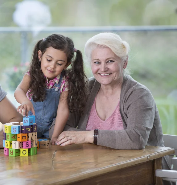 Senior mujer con nieta jugando — Foto de Stock