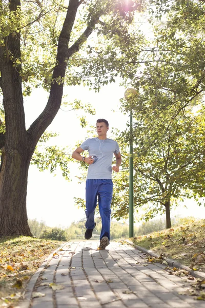 Mann hört Musik — Stockfoto