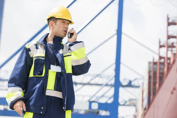 Werknemer met behulp van walkie-talkie — Stockfoto