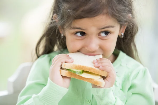 Ragazza mangiare sandwich — Foto Stock