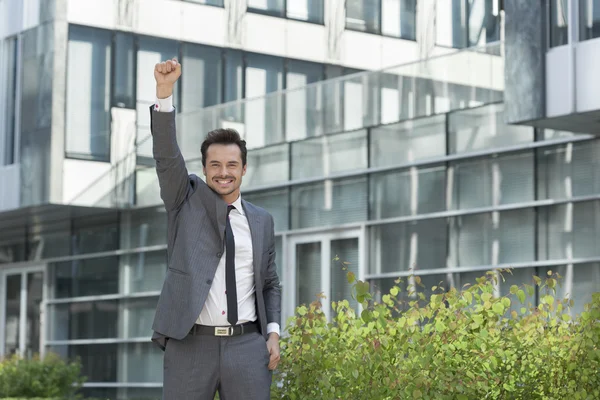 Zakenman met arm aan de orde gesteld permanent — Stockfoto