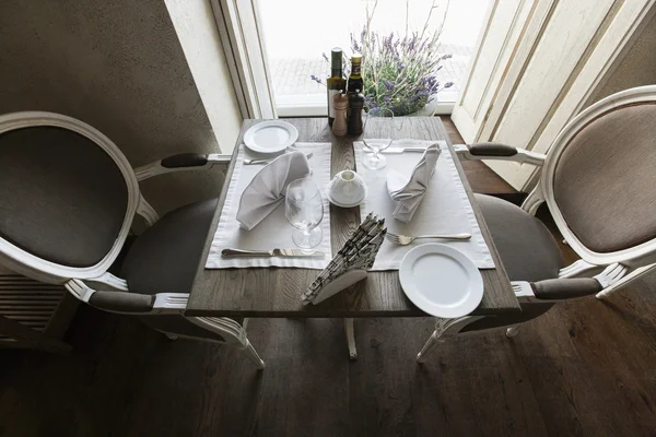 Mesa arreglada en restaurante — Foto de Stock