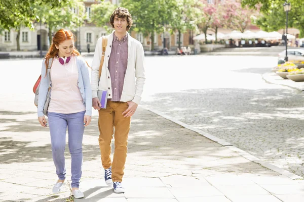 College students talking — Stock Photo, Image