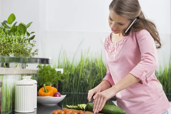 Vrouw die mobiele telefoon gebruikt — Stockfoto