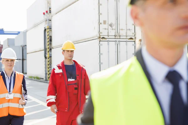 Lavoratori a piedi — Foto Stock