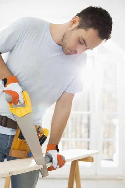 Mann sägt Holz — Stockfoto