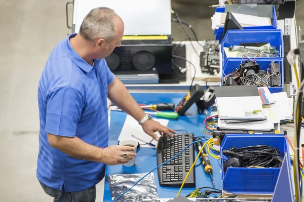 Engineer working at desk — Stock Photo, Image