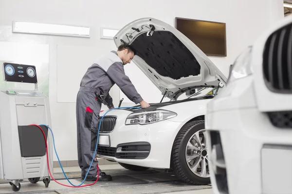 Engineer examining car — Stock Photo, Image