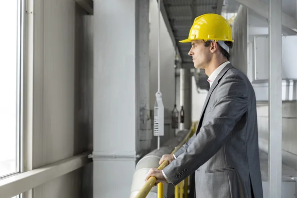 Architekt steht am Geländer — Stockfoto