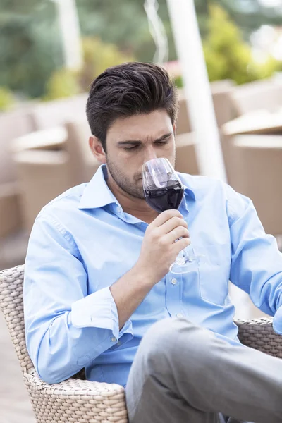 Adam kırmızı şarap içme — Stok fotoğraf