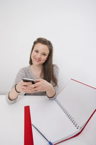 Affärskvinna som använder mobiltelefon — Stockfoto