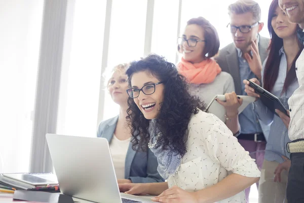 Businesspeople with laptop at desk — Stock Photo, Image